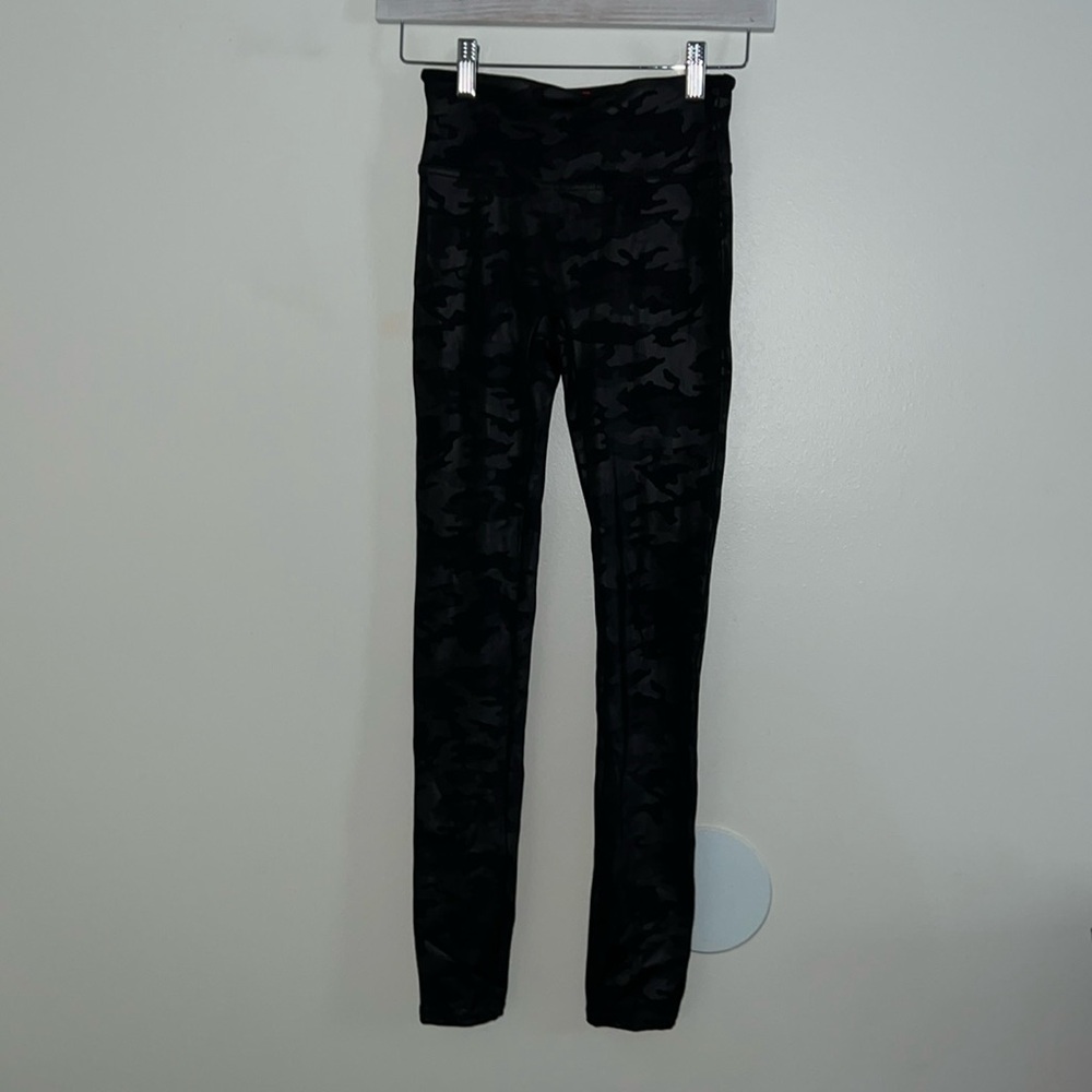SPANX - XS SHINY BLACK CAMO COMPRESSION LEGGINGS EUC / LIKE NEW